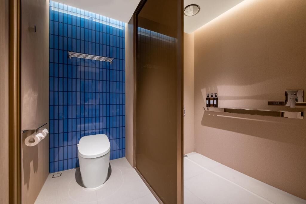 Chambre | Salle de bain | Sèche-cheveux, chaussons, serviettes fournies, shampoing