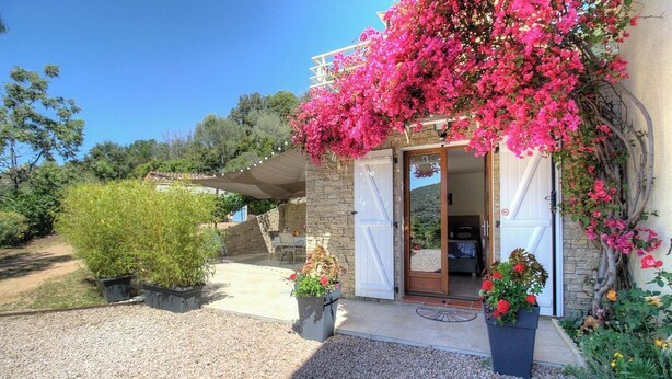 A house with a stone facade, a wooden pergola, and a gravel driveway. - Alta Rocca - ALATA - Gîte (ALATA)