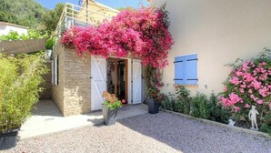 A building with a stone facade, a covered entrance, and a gravel driveway. - Alta Rocca - ALATA - Gîte (ALATA)