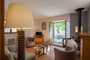 Una televisión, una chimenea