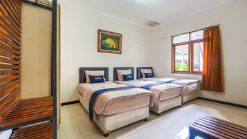 Family Room | Desk, free WiFi