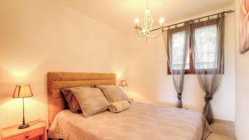 1 bedroom, travel crib