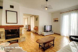 Una televisión, una chimenea