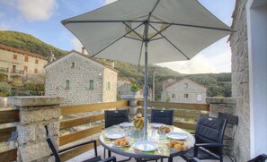 Outdoor dining - Vrbo Property (CASALABRIVA)