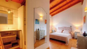 A bedroom with a bed, bedside tables, a dresser, and a mirror. - Christina - CASALABRIVA (CASALABRIVA)