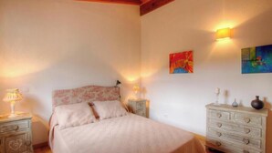 A bedroom with a bed, two bedside lamps, a dresser, and two wall-mounted light fixtures. - Christina - CASALABRIVA (CASALABRIVA)