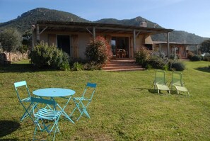 A house with a patio, a round table, and chairs. - Rosemary - MONACIA D'AULLENE (MONACIA D'AULLENE)