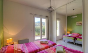 A bedroom with two beds, a large window, and a view of greenery. - Murta - OCANA - Gîte (OCANA)