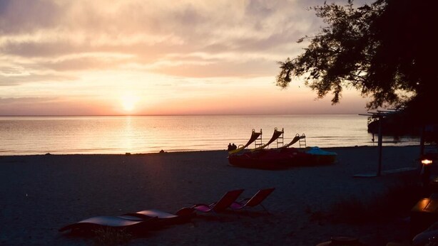 A beach scene with sun loungers and a boat. - I Pinzzelli 2 - FARINOLE (FARINOLE)