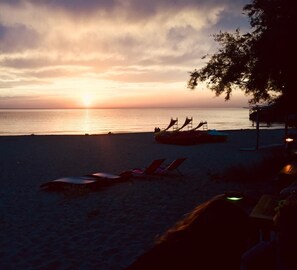 A beach scene with sun loungers and a boat. - I Pinzzelli 2 - FARINOLE (FARINOLE)