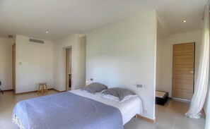 A bedroom with a bed, a stool, and a wardrobe. - Casa Culumbu - SOTTA (SOTTA)