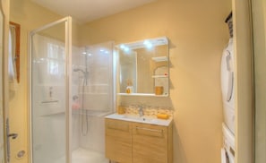 A bathroom with a glass-enclosed shower, a vanity with a mirror, and a towel rack. - L'alivetu - PERI - Gîte (PERI)