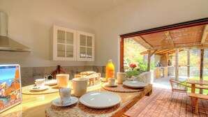 Uma cozinha com um balcão comprido, uma janela grande e vista para o exterior.