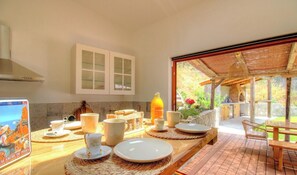 Una cocina con una encimera larga, un ventanal y vistas al exterior.