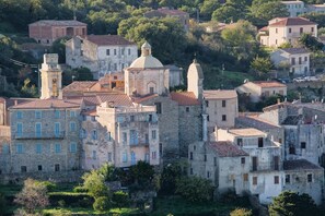 A historic town with stone buildings, some with domed roofs, and a mix of residential and possibly commercial structures. - A Fabrica - CATERI - Guest house (CATERI)
