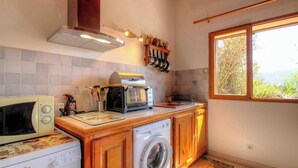 Eine Küche mit Mikrowelle, Toaster und Waschmaschine.