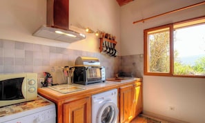 Eine Küche mit Mikrowelle, Toaster und Waschmaschine.