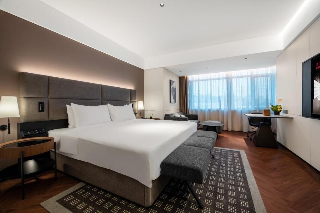 Habitación Deluxe doble, vistas a la ciudad | Escritorio, cortinas opacas, sistema de insonorización