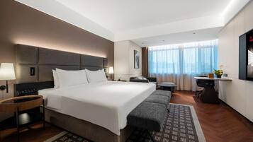 Habitación Deluxe doble, vistas a la ciudad | Escritorio, cortinas opacas, sistema de insonorización