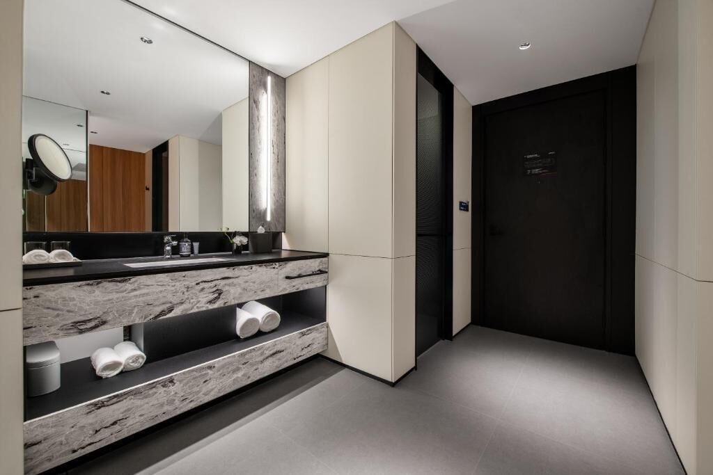 Habitación Deluxe doble, vistas a la ciudad | Baño | Ducha, artículos de higiene personal gratuitos y secador de pelo