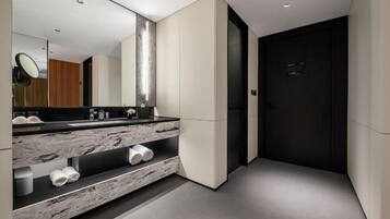 Habitación Deluxe doble, vistas a la ciudad | Baño | Ducha, artículos de higiene personal gratuitos y secador de pelo