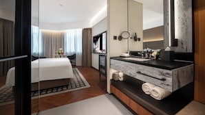 Kamar Double Basic, pemandangan kota | Seprai premium, selimut bulu angsa, minibar gratis, dan meja kerja