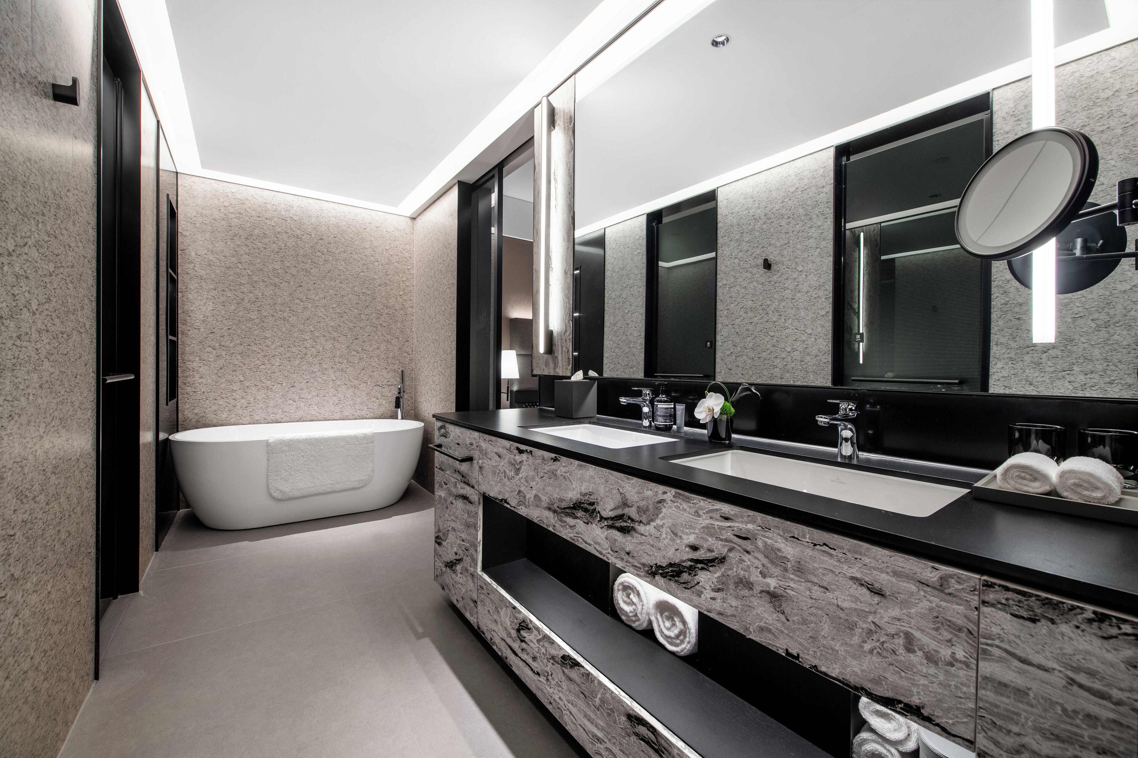 Luxury Double Room, City View | Bathroom | Shower, rainfall showerhead, free toiletries, hair dryer