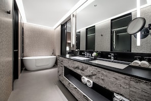 Habitación de lujo doble, vistas a la ciudad | Baño | Ducha y cabezal de ducha tipo lluvia