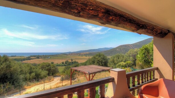 A balcony with a view of a rural landscape, a small table, and a chair. - In Castiniccia - CASAGLIONE (CASAGLIONE)