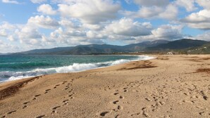 A beach with footprints, a clear sky, and mountains in the distance. - In Castiniccia - CASAGLIONE (CASAGLIONE)