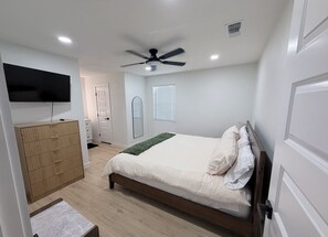 3 bedrooms, iron/ironing board, free WiFi, bed sheets - Remodeled Family Retreat with Garage & Fenced Yard (Arlington)