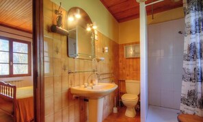 Ein Badezimmer mit Waschbecken, Spiegel und Toilette.