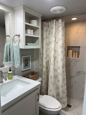 Dusche, Haartrockner, Handtücher, Seife