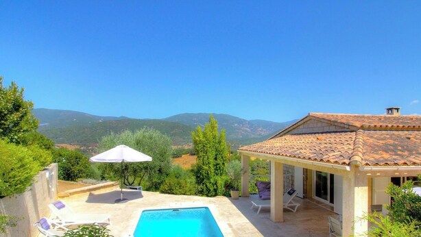 A pool with a white umbrella, a covered patio, and a view of mountains. - Piatonu - SOLLACARO - Gîte (SOLLACARO)