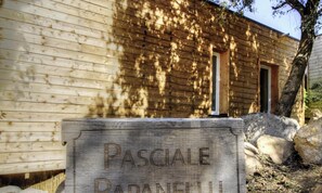 A wooden building with a sign reading 'PASCIALE PADANELLI'. - Pasciale Papanellu - SAINTE LUCIE DE PORTO VECCHIO (SAINTE LUCIE DE PORTO VECCHIO)