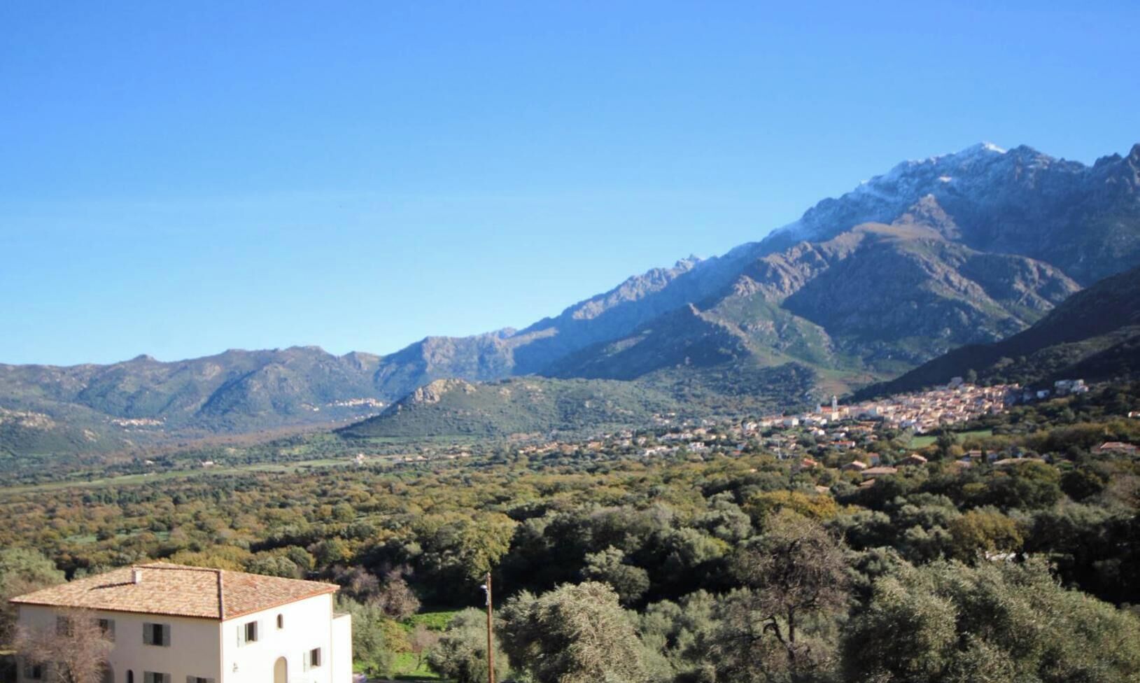 Un paysage montagneux avec une ville nichée au fond de la vallée.
