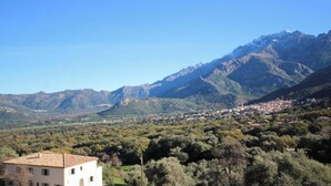 Un paysage montagneux avec une ville nichée au fond de la vallée.