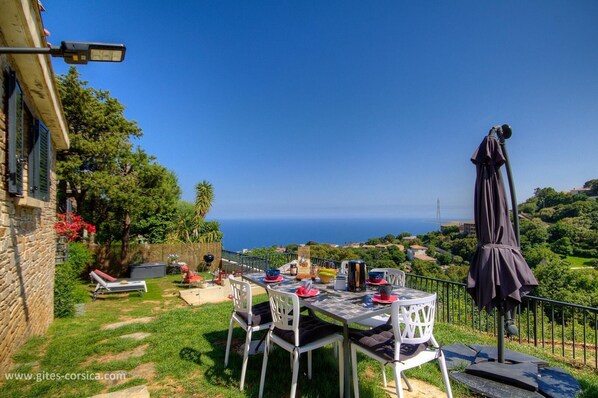Outdoor dining - Vrbo Property (BASTIA)