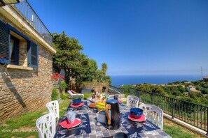 Outdoor dining - Vrbo Property (BASTIA)