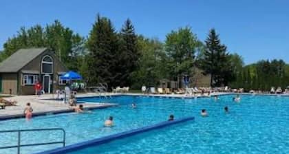Enchanting 3-bedroom chalet with AC in a beautiful country club with amenities