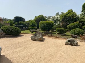 A landscaped garden with various rock formations, neatly trimmed bushes, and a clear sky. - Petru-Pà - PORTO VECCHIO (PORTO VECCHIO)