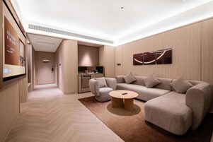 Deluxe Suite, City View | Interior