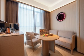 Superior Double Room, City View | Free minibar, laptop workspace, free WiFi, bed sheets - Crystal Hotel Weihai Happiness Gate (Weihai)
