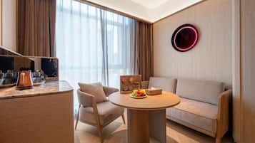 Habitación doble superior, vista a la ciudad | Restaurantes
