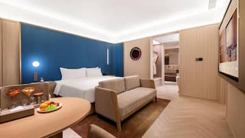 Suite Deluxe, vista a la ciudad | Artículos del minibar gratis y espacio para trabajar con laptop