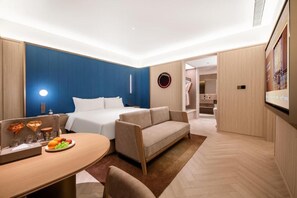 Suite Deluxe, vista città | Postazione laptop, Wi-Fi gratuito