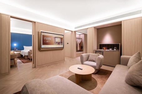 Deluxe Suite, City View. Crystal Hotel Weihai Happiness Gate