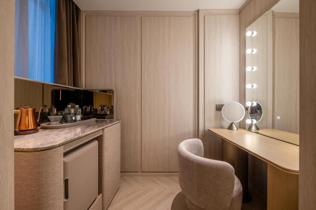 Free minibar, laptop workspace, free WiFi, bed sheets