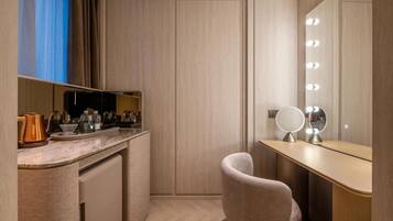 Free minibar, laptop workspace, free WiFi, bed sheets