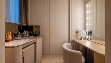 Executive Double Room, Mountain View | Free minibar, laptop workspace, free WiFi, bed sheets